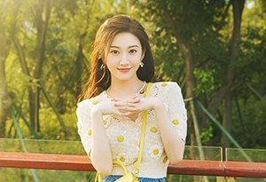 景甜橘色上衣蓝色短裙高筒袜穿搭花园清新写真图片-沐风文化