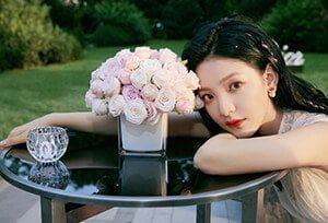 章若楠上白下粉轻纱长裙户外青草地唯美清新写真照-沐风文化