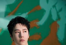 王一博：简洁黑白T叠搭，运动热血点缀，清爽赴约街舞聚会。-沐风文化