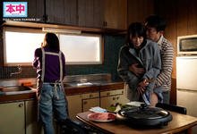 HMN-416 制服少女「东条夏」遇上电车痴汉!变态大叔还跟自己母亲再婚?-沐风文化